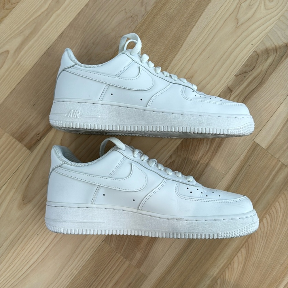 Nike Air Force One 07 Women’s 9 White Leather Low Tops Worn Once